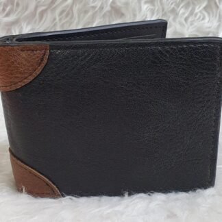 CARTERA DE PIEL PARA CABALLERO Y1-348 NEGRO Y ESQUINAS CAFE CLARO 1 PZA